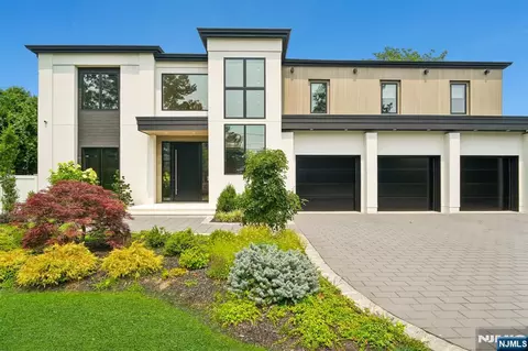 24 Carol Dr, Englewood Cliffs, NJ 07632
