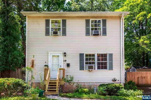 19 Franklin Pl, Hackensack, NJ 07601
