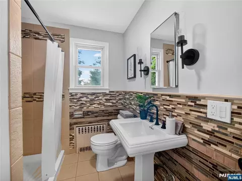 Bath - 538 Coolidge Pl, Paramus, NJ 07652 photo 1 of 4