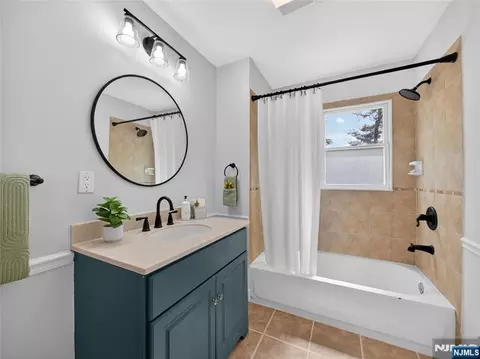 Bath - 538 Coolidge Pl, Paramus, NJ 07652 photo 3 of 4