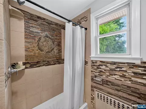 Bath - 538 Coolidge Pl, Paramus, NJ 07652 photo 2 of 4