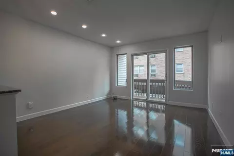 Living - 31 Fairmount Ave #6A, Hackensack, NJ 07601 photo 2 of 3
