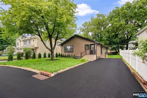 128 Grove St, Mahwah, NJ 07430