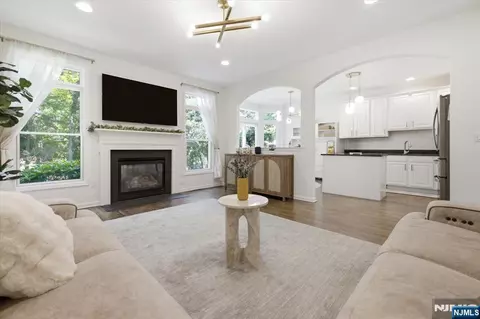 21 Chestnut Ct, Cedar Grove, NJ 07009