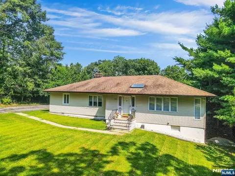Exterior - 419 Ratzer Rd, Wayne, NJ 07470 photo 4 of 6