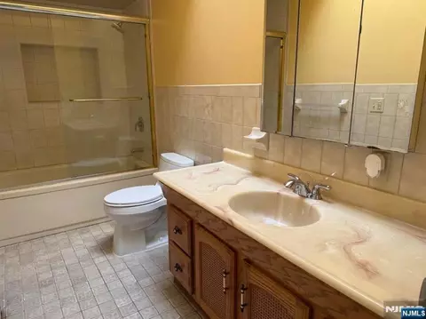 Bath - 419 Ratzer Rd, Wayne, NJ 07470 photo 2 of 3