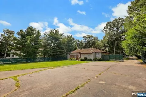 Exterior - 419 Ratzer Rd, Wayne, NJ 07470 photo 5 of 6
