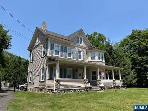 889 Circle Ave, Franklin Lakes, NJ 07417