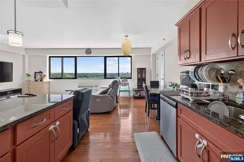 60 Parkway Dr #10C, East Orange, NJ 07017
