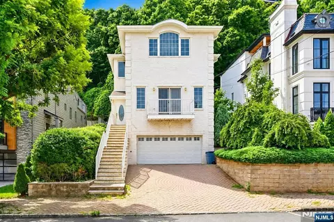 750 Undercliff Ave, Edgewater, NJ 07020