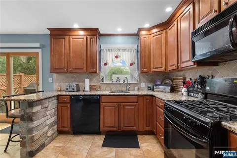 138 William St, Little Falls, NJ 07424