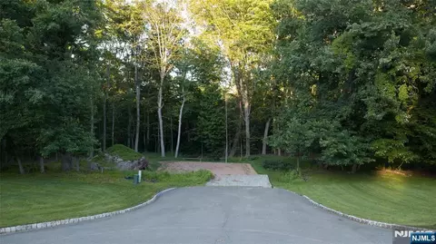 23 Fillmore Dr, Twp Of Washington, NJ 07675