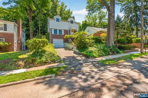 185 Reldyes Ave, Leonia, NJ 07605