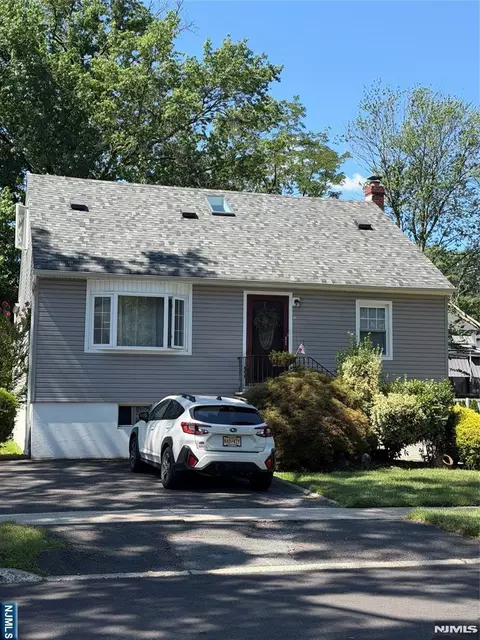 734 E Clark Ave, Ridgefield, NJ 07657