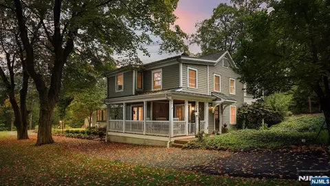 35 Woodledge Rd, Watchung, NJ 07069