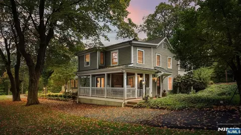 35 Woodledge Rd, Watchung, NJ 07069