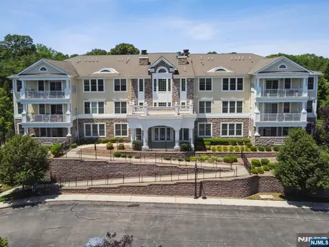 901 Four Seasons Ln, Woodcliff Lake, NJ 07677