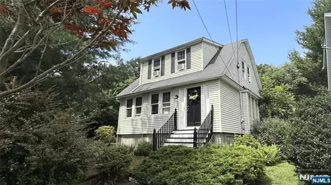 393 Kingston St, Wyckoff, NJ 07481