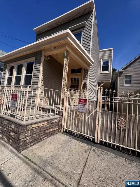 205 Lake St, Newark, NJ 07104