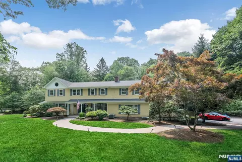 286 Gregory Rd, Franklin Lakes, NJ 07417