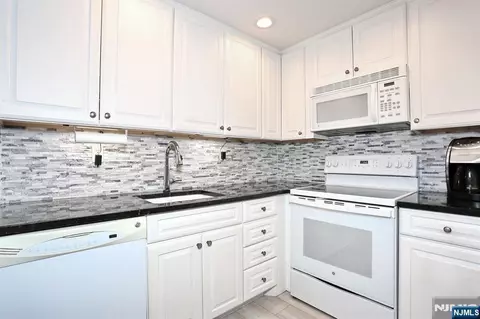 550 Fairview Ave #302, Westwood, NJ 07675