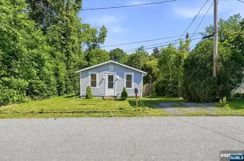 8 Madelyn Ave, West Milford, NJ 07480