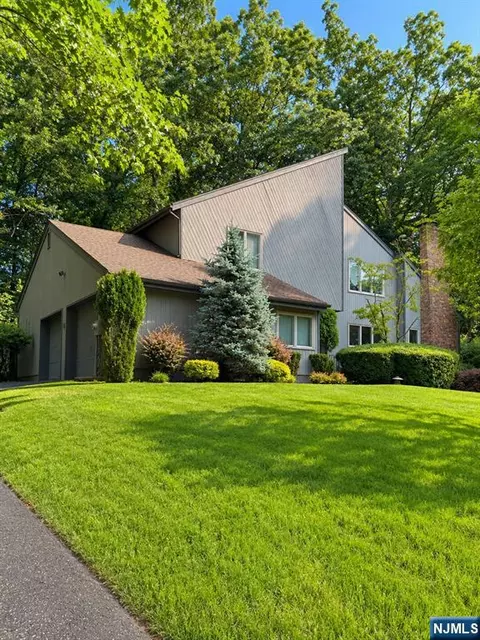 8 Bayard Ln, Mahwah, NJ 07430