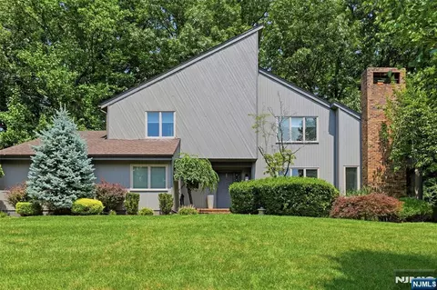 8 Bayard Ln, Mahwah, NJ 07430