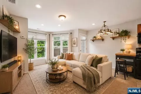 Living - 925 Main St #10, Hackensack, NJ 07601 photo 1 of 3