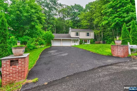 22 Karen Rd, Vernon, NJ 07422