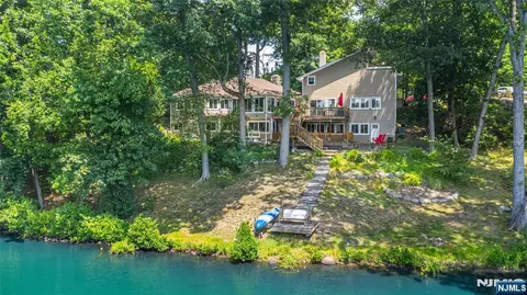 146 Lakewood Dr, Mountain Lakes, NJ 07046