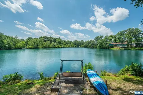 146 Lakewood Dr, Mountain Lakes, NJ 07046