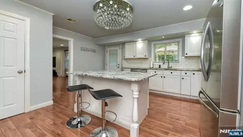 Entry Way - 28 Ferndale Rd, Wayne, NJ 07470 photo 2 of 3
