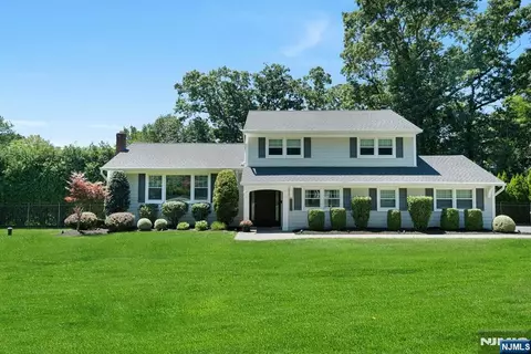 247 Oldwoods Rd, Franklin Lakes, NJ 07417