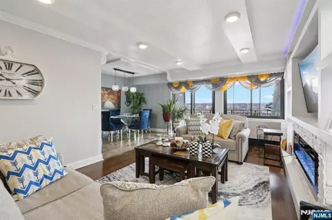 Living - 150 Overlook Ave #7F, Hackensack, NJ 07601 photo 4 of 4