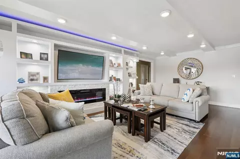 Living - 150 Overlook Ave #7F, Hackensack, NJ 07601 photo 2 of 4