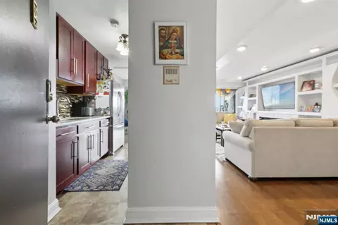 Entry Way - 150 Overlook Ave #7F, Hackensack, NJ 07601 photo 2 of 2