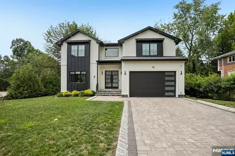 7 New St, Cresskill, NJ 07626