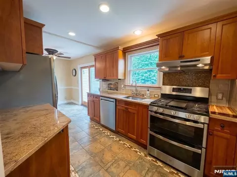 Entry Way - 41 Circle Dr, Paramus, NJ 07652 photo 2 of 6