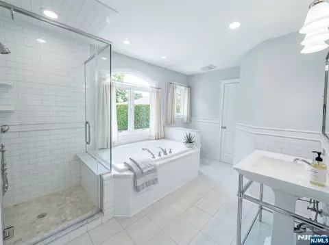 Bath - 41 Circle Dr, Paramus, NJ 07652 photo 3 of 4