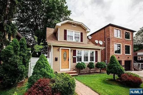 127 E Brinkerhoff Ave, Palisades Park, NJ 07650