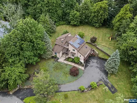 4 Skytop Dr, Denville, NJ 07834