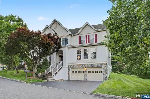 29 Skytop Rdg, Oakland, NJ 07436