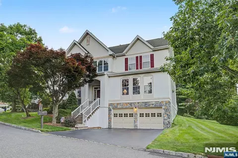 29 Skytop Rdg, Oakland, NJ 07436