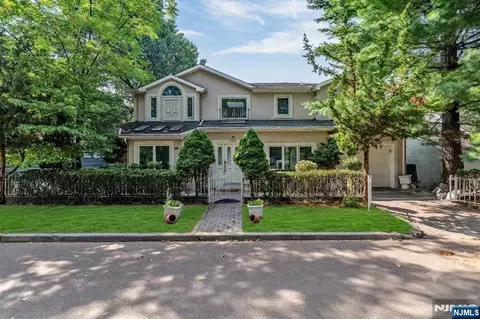 703 Stewart St, Ridgefield, NJ 07657