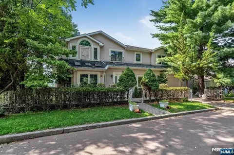 703 Stewart St, Ridgefield, NJ 07657