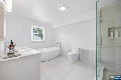 Bath - 182 Coombs Dr, Paramus, NJ 07652 photo 1 of 3
