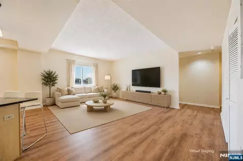 399 11th St #301, Palisades Park, NJ 07650