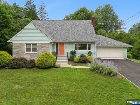 70 Kingwood Dr, Little Falls, NJ 07424