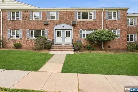 16 Wedgewood Dr #24, Verona, NJ 07044